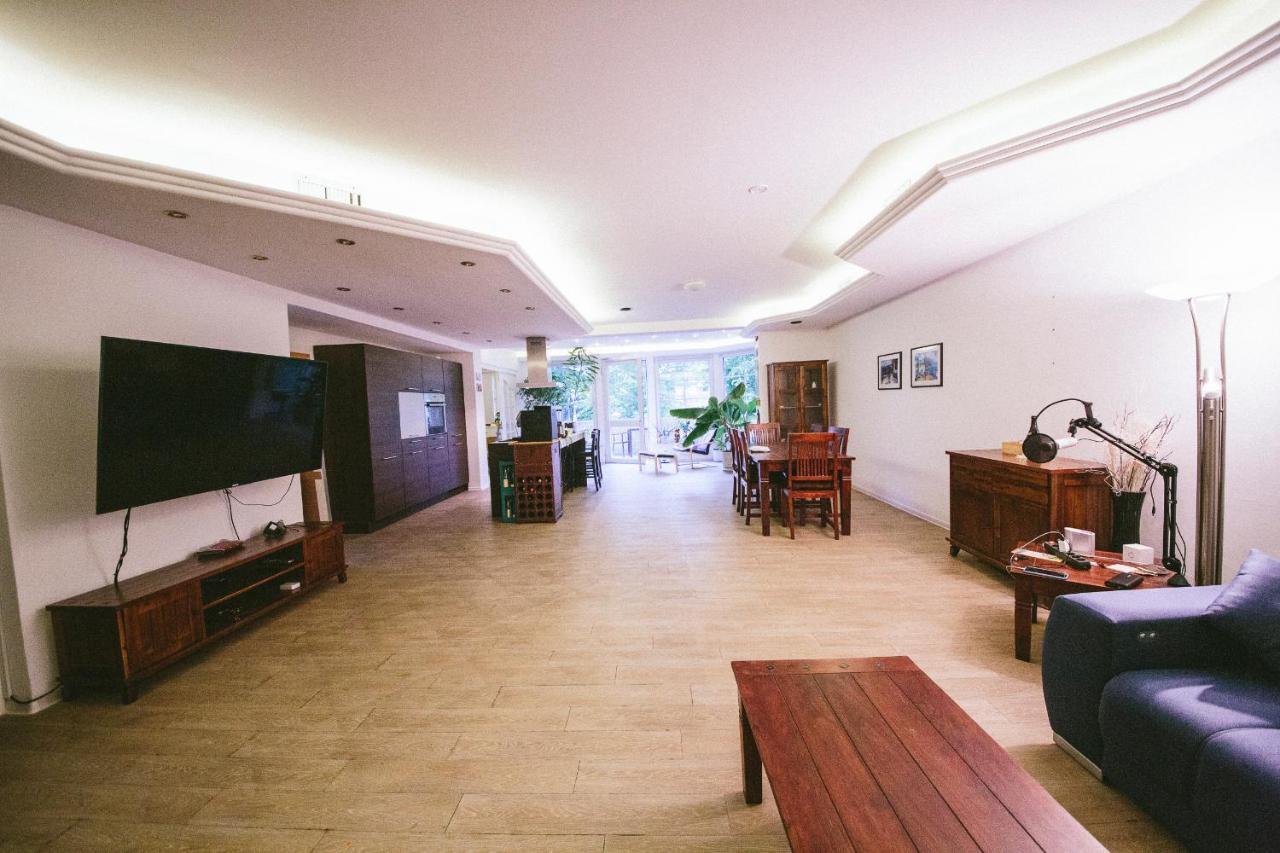Grosse & Voll Ausgestattete Apartments, Studios, Doppelzimmer, Workspace, Parkplatz, Netflix, Prime & Schnelles Wifi In Ruhiger Lage Mit Garten رودولشتات المظهر الخارجي الصورة