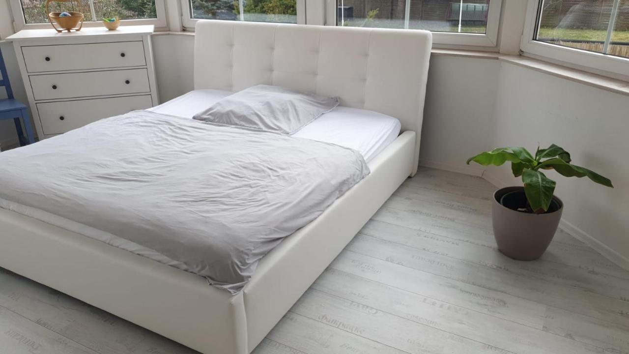 Grosse & Voll Ausgestattete Apartments, Studios, Doppelzimmer, Workspace, Parkplatz, Netflix, Prime & Schnelles Wifi In Ruhiger Lage Mit Garten رودولشتات المظهر الخارجي الصورة
