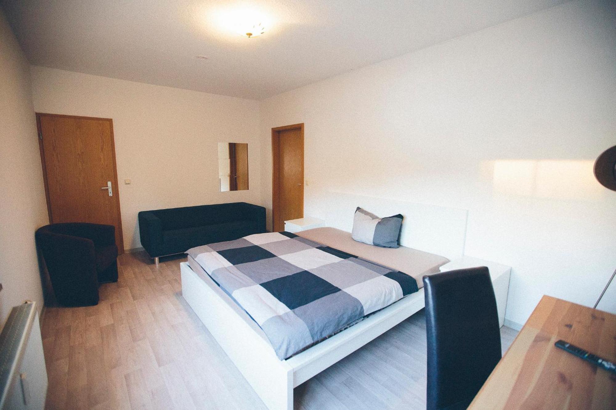 Grosse & Voll Ausgestattete Apartments, Studios, Doppelzimmer, Workspace, Parkplatz, Netflix, Prime & Schnelles Wifi In Ruhiger Lage Mit Garten رودولشتات المظهر الخارجي الصورة