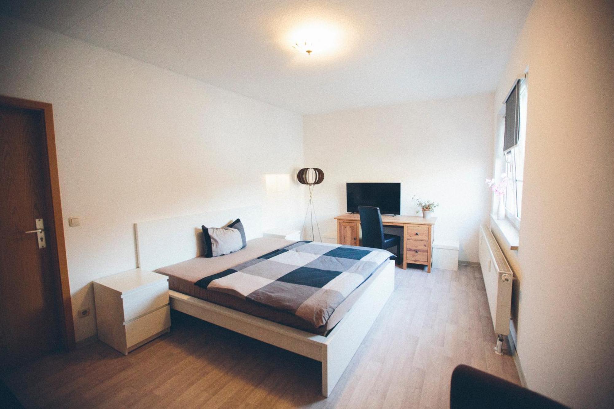 Grosse & Voll Ausgestattete Apartments, Studios, Doppelzimmer, Workspace, Parkplatz, Netflix, Prime & Schnelles Wifi In Ruhiger Lage Mit Garten رودولشتات المظهر الخارجي الصورة
