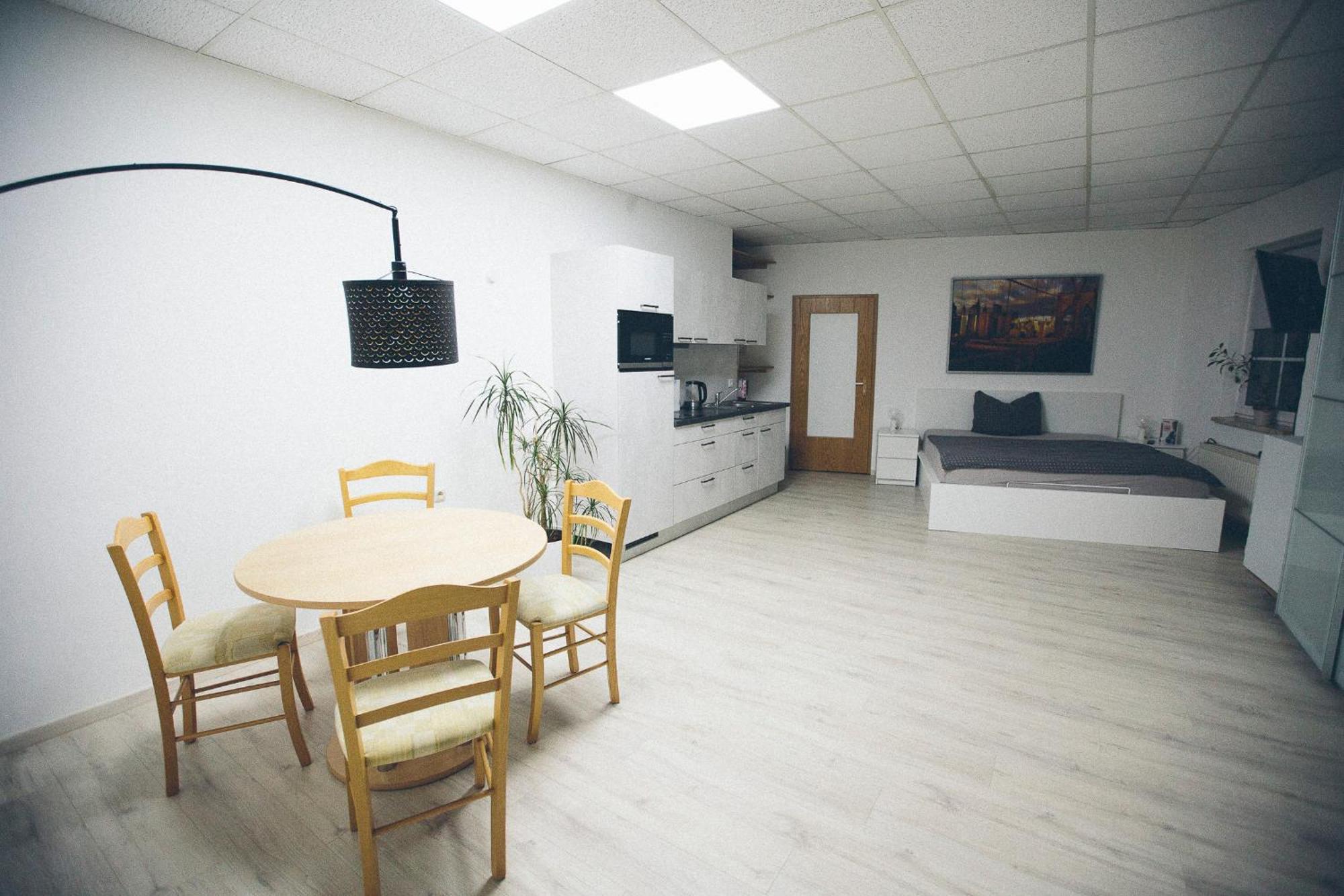 Grosse & Voll Ausgestattete Apartments, Studios, Doppelzimmer, Workspace, Parkplatz, Netflix, Prime & Schnelles Wifi In Ruhiger Lage Mit Garten رودولشتات المظهر الخارجي الصورة