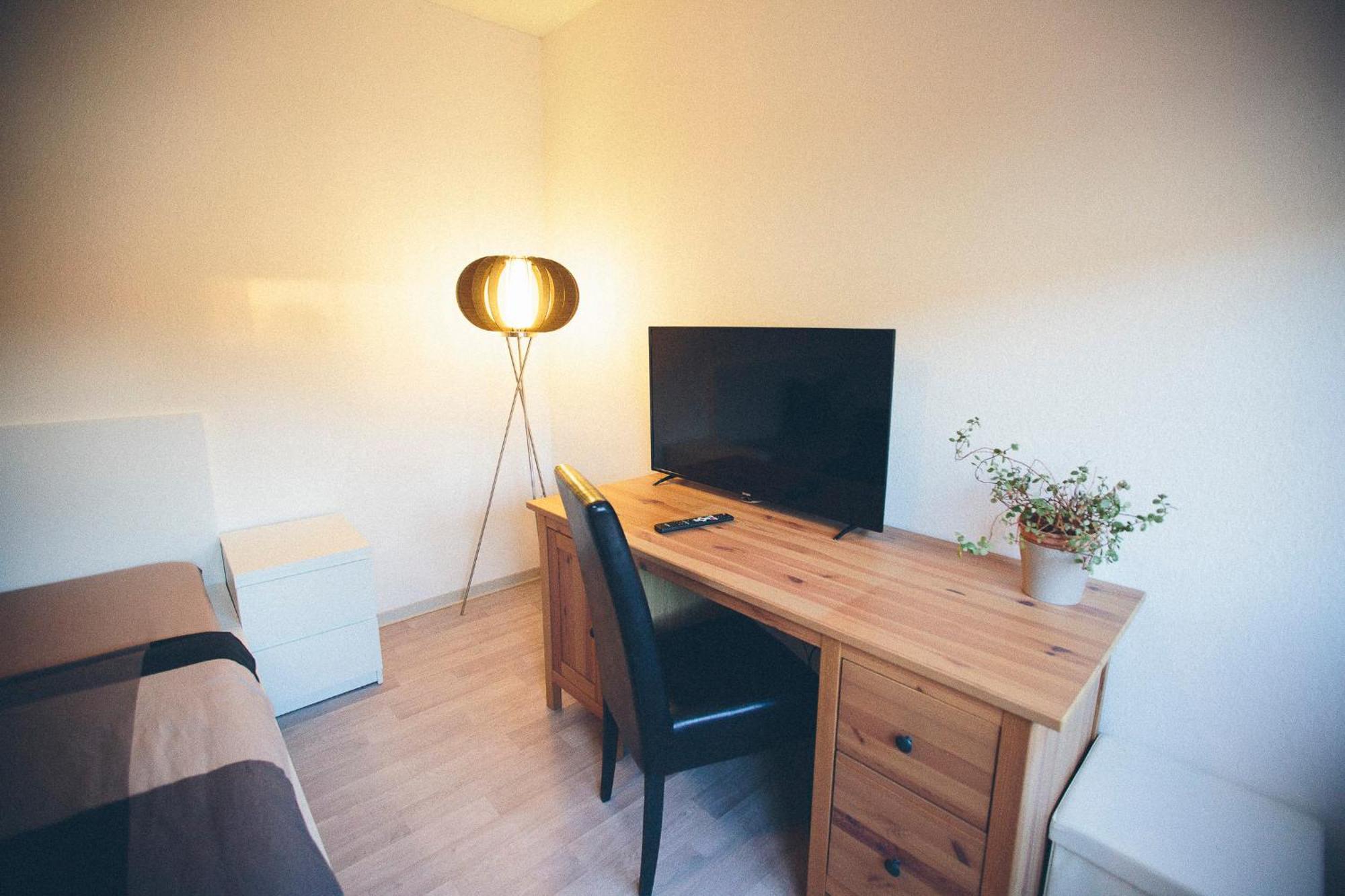 Grosse & Voll Ausgestattete Apartments, Studios, Doppelzimmer, Workspace, Parkplatz, Netflix, Prime & Schnelles Wifi In Ruhiger Lage Mit Garten رودولشتات المظهر الخارجي الصورة