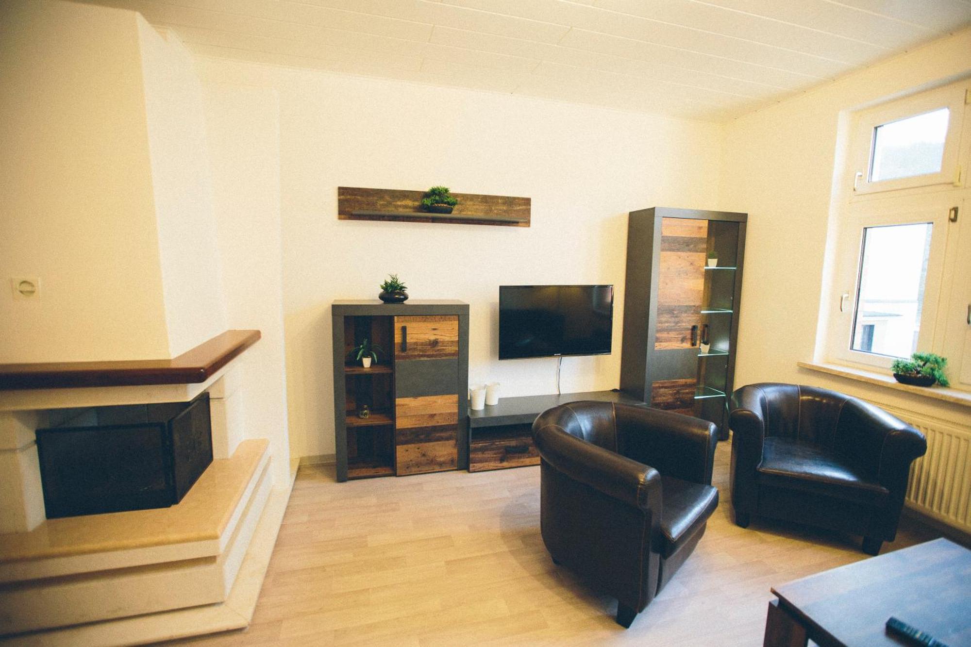Grosse & Voll Ausgestattete Apartments, Studios, Doppelzimmer, Workspace, Parkplatz, Netflix, Prime & Schnelles Wifi In Ruhiger Lage Mit Garten رودولشتات الغرفة الصورة