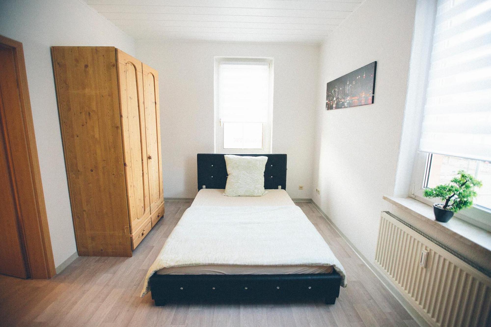 Grosse & Voll Ausgestattete Apartments, Studios, Doppelzimmer, Workspace, Parkplatz, Netflix, Prime & Schnelles Wifi In Ruhiger Lage Mit Garten رودولشتات الغرفة الصورة