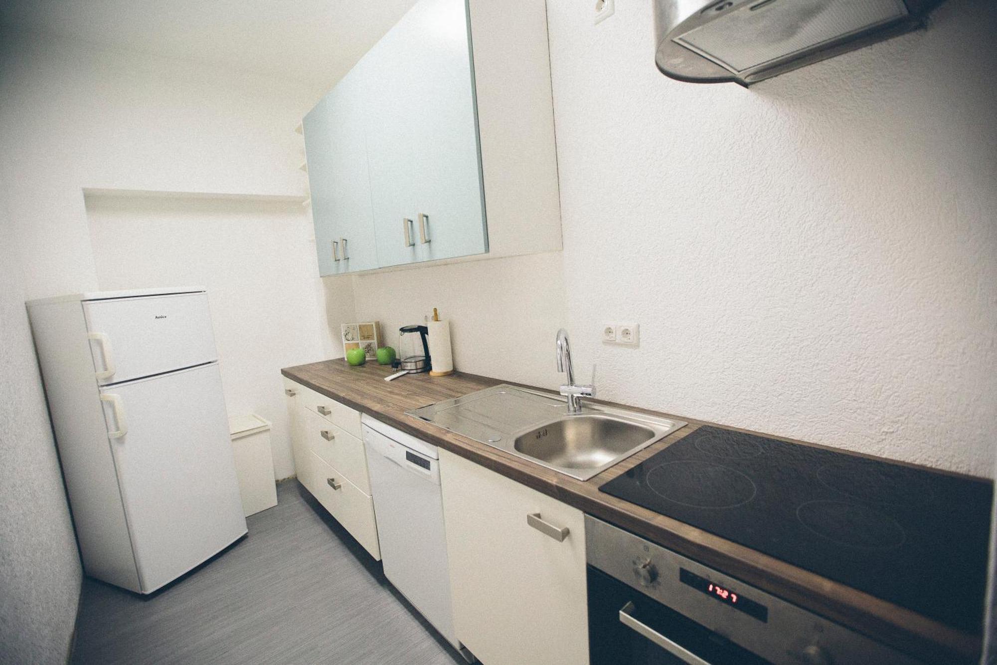 Grosse & Voll Ausgestattete Apartments, Studios, Doppelzimmer, Workspace, Parkplatz, Netflix, Prime & Schnelles Wifi In Ruhiger Lage Mit Garten رودولشتات الغرفة الصورة