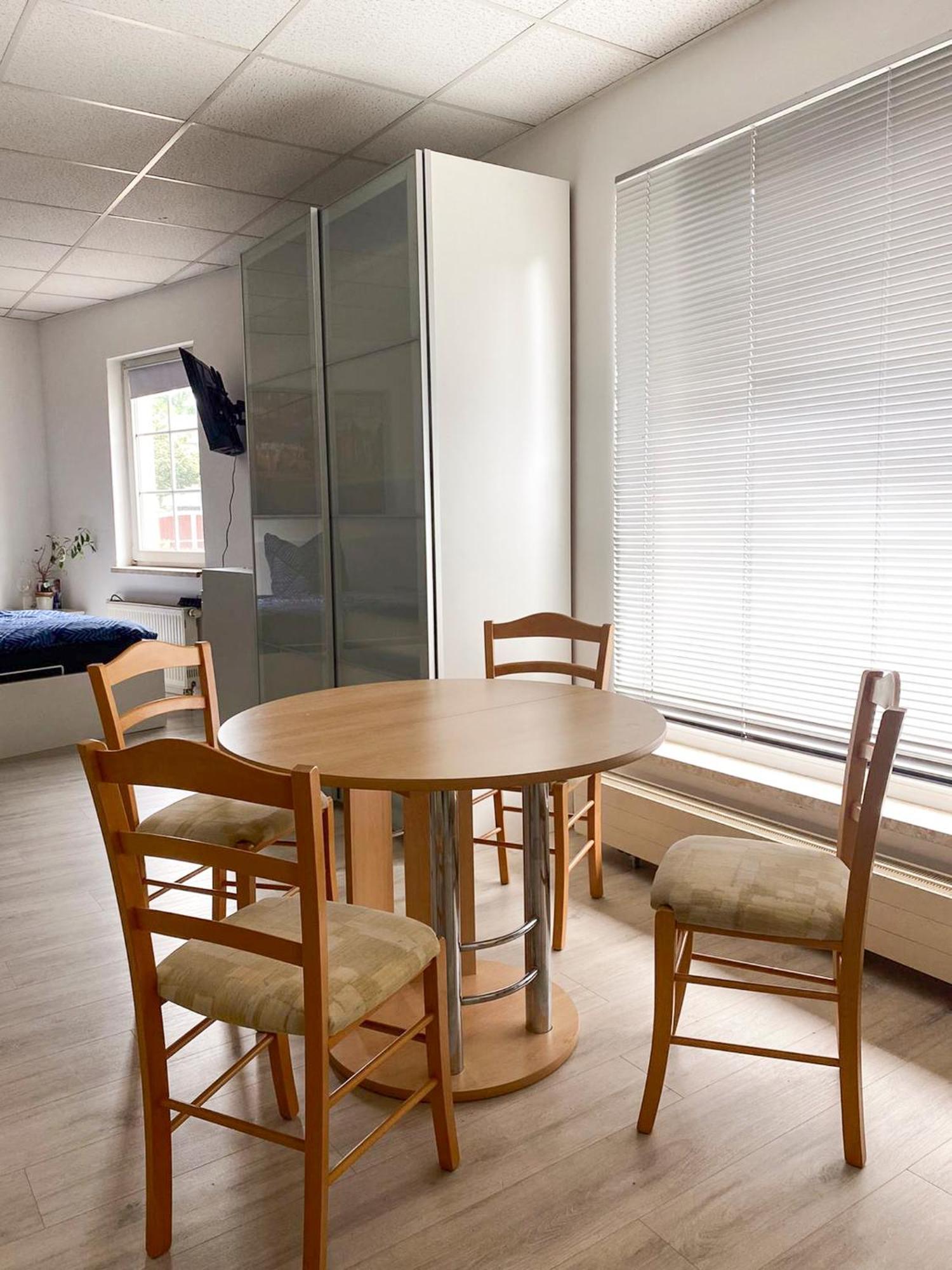 Grosse & Voll Ausgestattete Apartments, Studios, Doppelzimmer, Workspace, Parkplatz, Netflix, Prime & Schnelles Wifi In Ruhiger Lage Mit Garten رودولشتات المظهر الخارجي الصورة