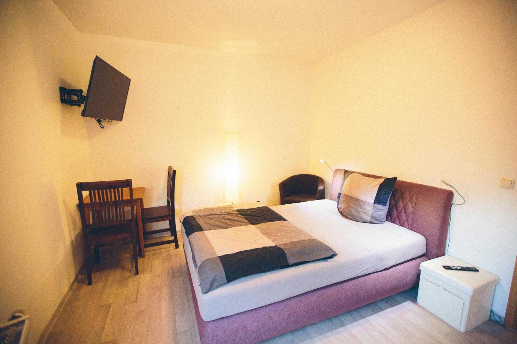 Grosse & Voll Ausgestattete Apartments, Studios, Doppelzimmer, Workspace, Parkplatz, Netflix, Prime & Schnelles Wifi In Ruhiger Lage Mit Garten رودولشتات المظهر الخارجي الصورة