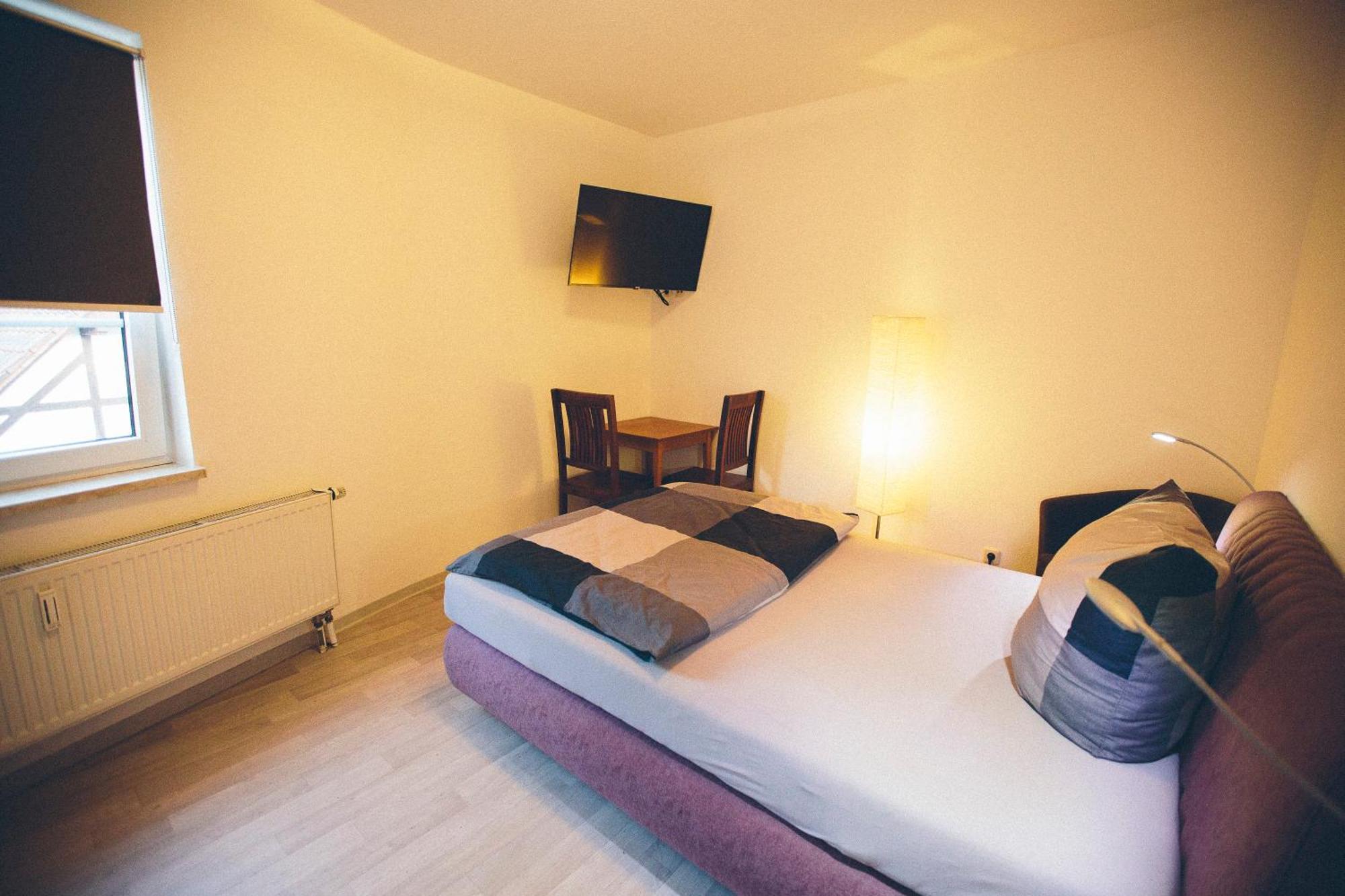 Grosse & Voll Ausgestattete Apartments, Studios, Doppelzimmer, Workspace, Parkplatz, Netflix, Prime & Schnelles Wifi In Ruhiger Lage Mit Garten رودولشتات المظهر الخارجي الصورة