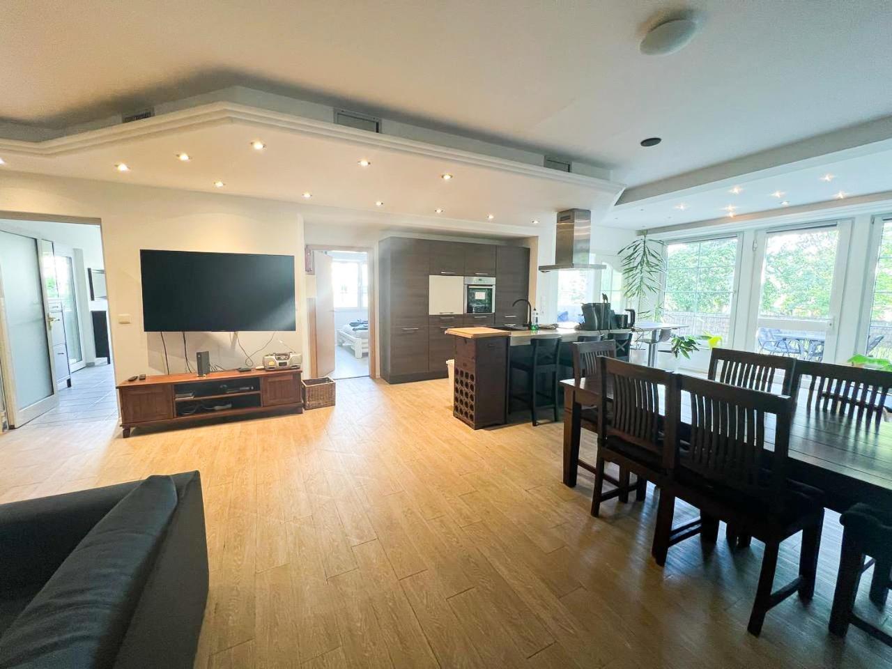 Grosse & Voll Ausgestattete Apartments, Studios, Doppelzimmer, Workspace, Parkplatz, Netflix, Prime & Schnelles Wifi In Ruhiger Lage Mit Garten رودولشتات المظهر الخارجي الصورة