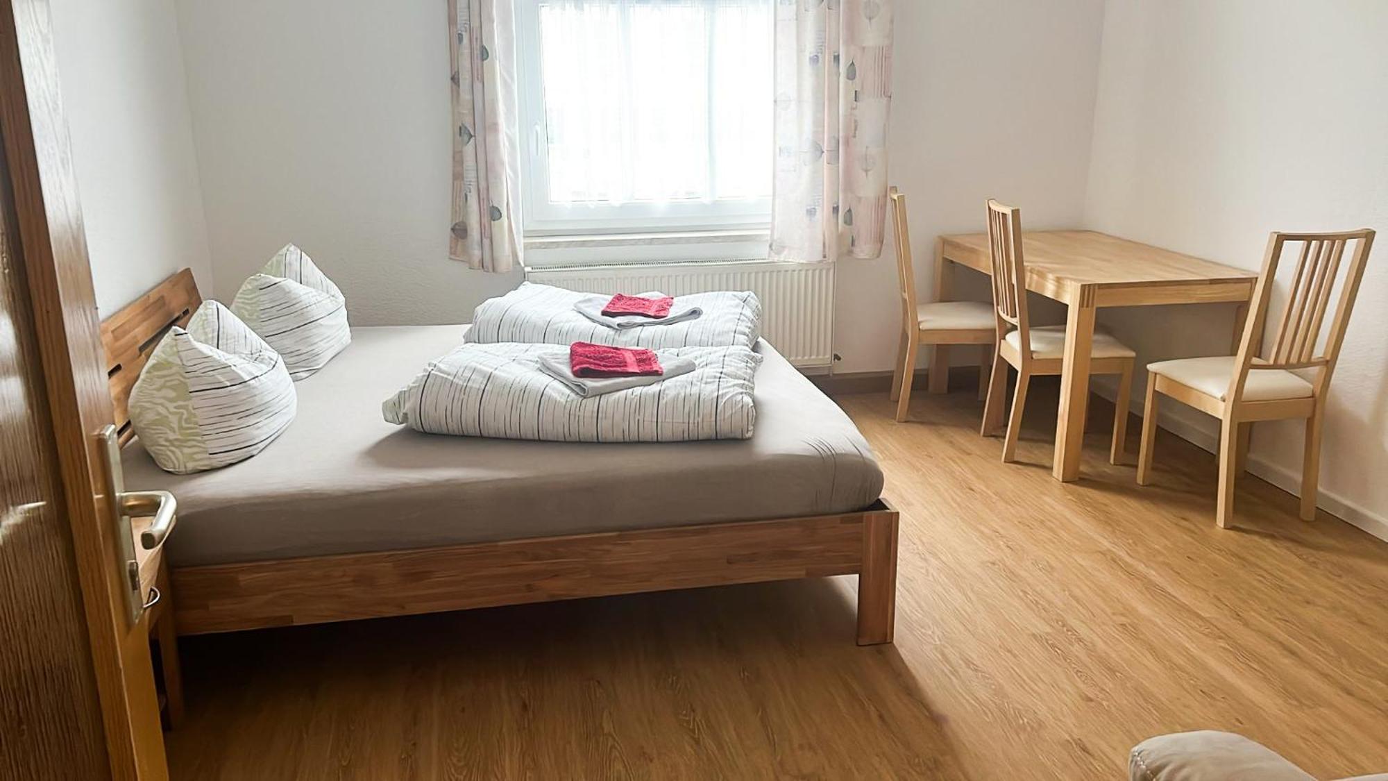 Grosse & Voll Ausgestattete Apartments, Studios, Doppelzimmer, Workspace, Parkplatz, Netflix, Prime & Schnelles Wifi In Ruhiger Lage Mit Garten رودولشتات الغرفة الصورة