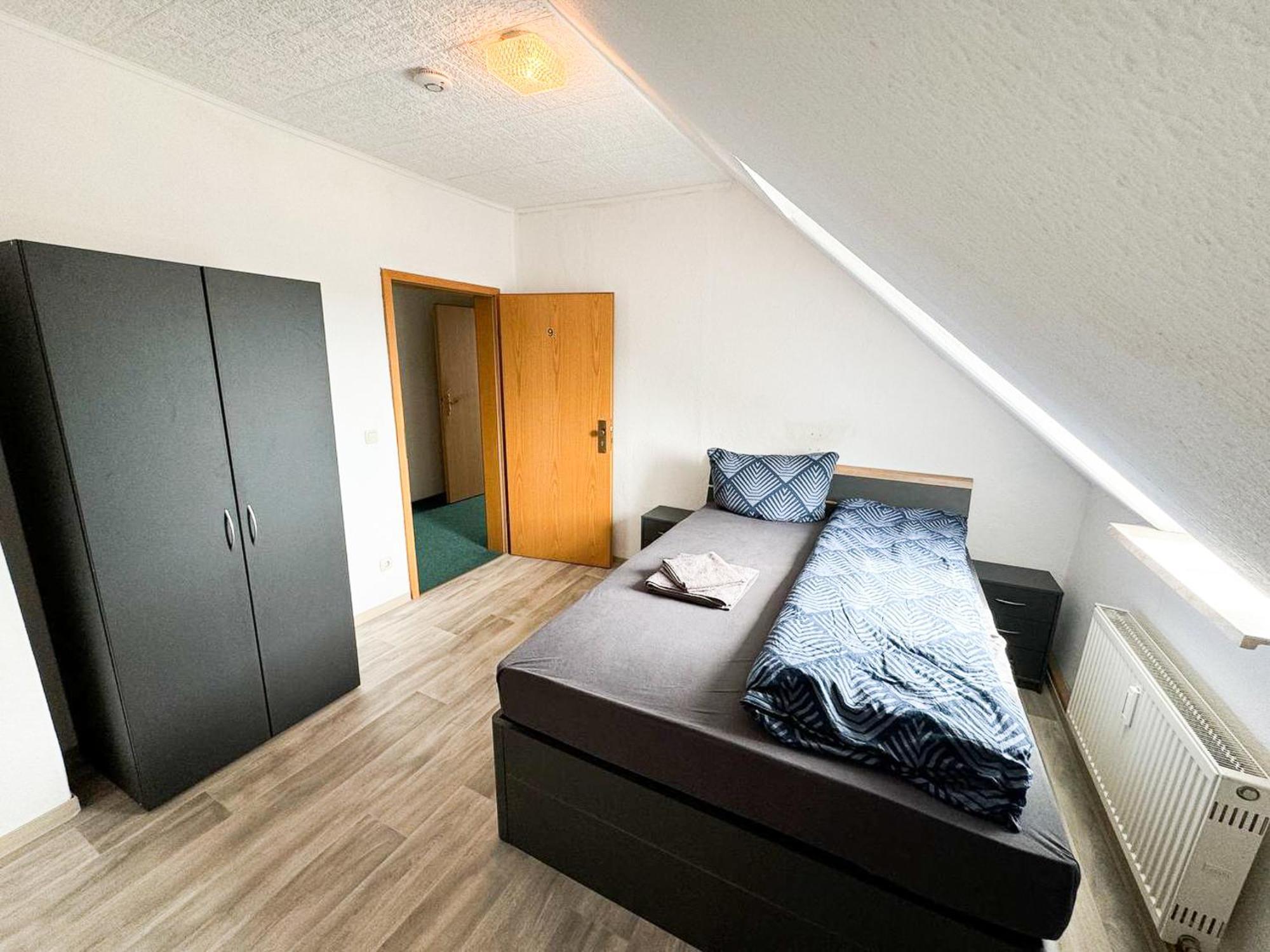 Grosse & Voll Ausgestattete Apartments, Studios, Doppelzimmer, Workspace, Parkplatz, Netflix, Prime & Schnelles Wifi In Ruhiger Lage Mit Garten رودولشتات الغرفة الصورة